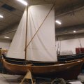 Diesen Bootstyp gab es in Größen zwischen etwa 3,5 und 12,5 m, zum Fischen, zum Transport von und zu den Inseln und die großen auch zur Frachtfahrt. Dieses Boot hier ist etwa 5,70 m lang und steht im Magazin des Blekinge-Museums.